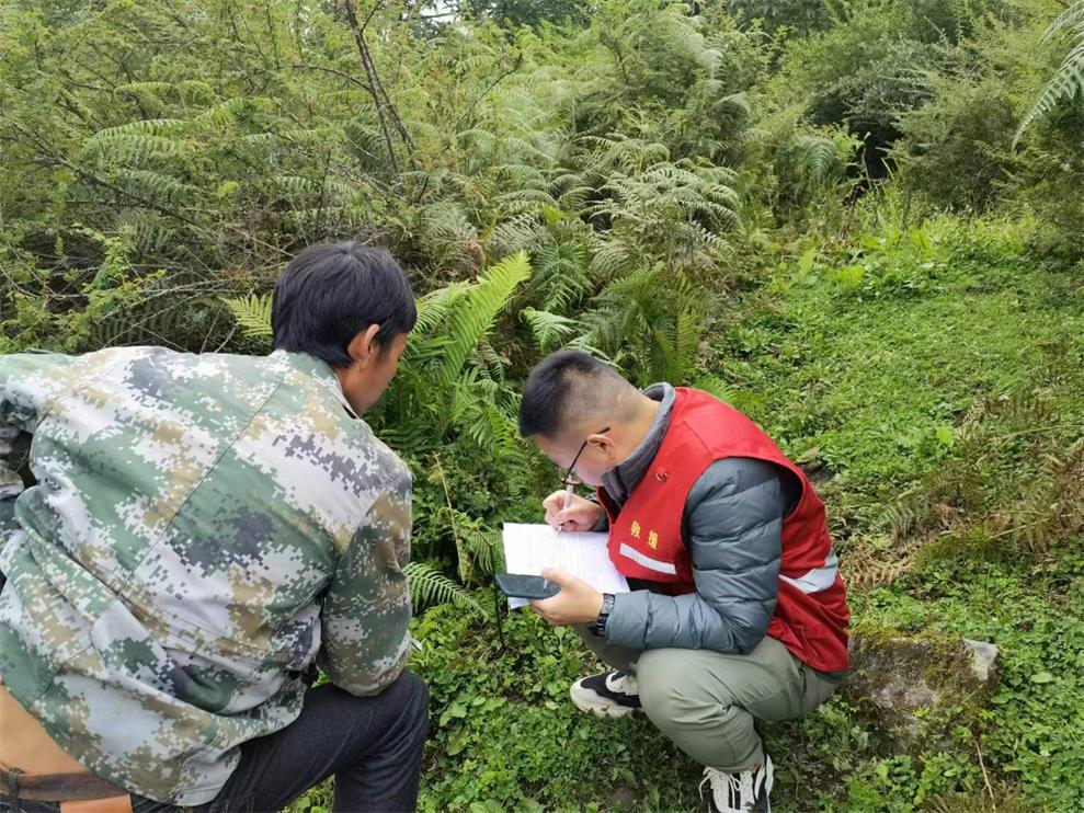 二八二大队技术人员在燕子沟镇喇嘛沟村对高家坪滑坡现场变形迹象及成灾史进行核查.jpg